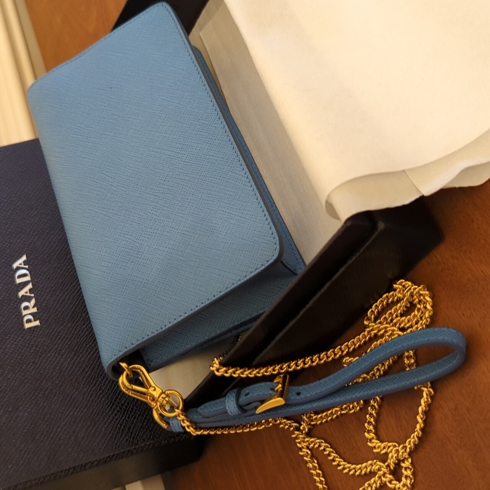 PRADA blue leather crossbody bag with gold chain. - Picture 6 of 8